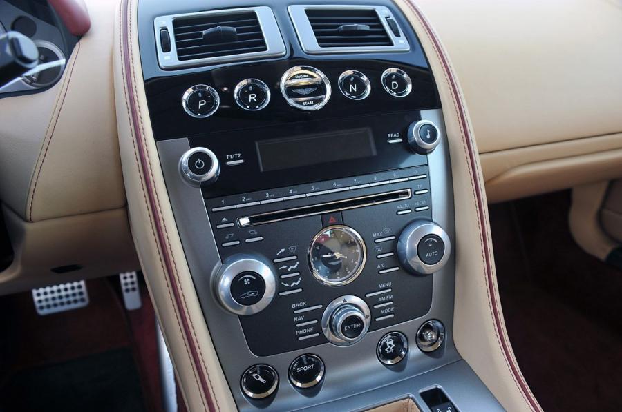 Детали интерьера Aston Martin DB9 2013 года  (NA) (фото 25 из 60)